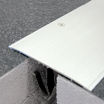 COUVRE-JOINT CJS À BORDS EN BISEAU 100 mm - 3,00 m Percé et Adhésivé Butyle