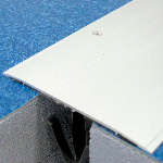 COUVRE-JOINT CJS À BORDS EN BISEAU 140 mm - 3,00 m Percé et Adhésivé Butyle