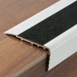 Nez de marche 2CBis 67x32mm - 3,00m percé et adhésivé Butyle