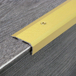 Nez de marche strié 6V 36x18 mm - 3,00 m à visser