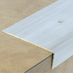 Nez de marche strié 8T 100x32mm - 3,00 m à visser